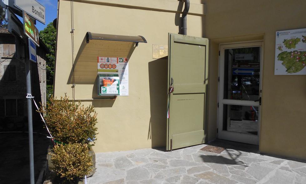 Inaugurato il defibrillatore in centro