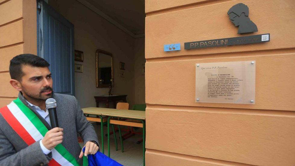 Targa sulla casa dove visse Pasolini