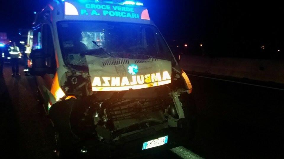 Incidente per un'ambulanza con bambino a bordo: 5 feriti