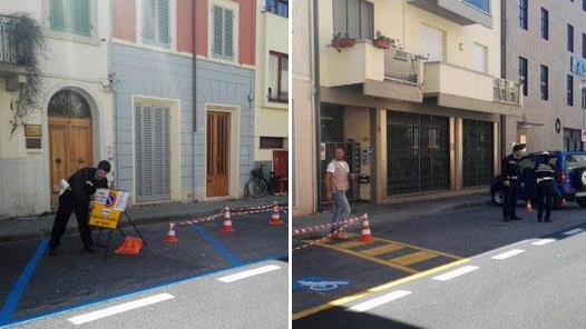 A destra il divieto di sosta. Nella foto a destra i due agenti a fianco dell'auto del vice sindaco