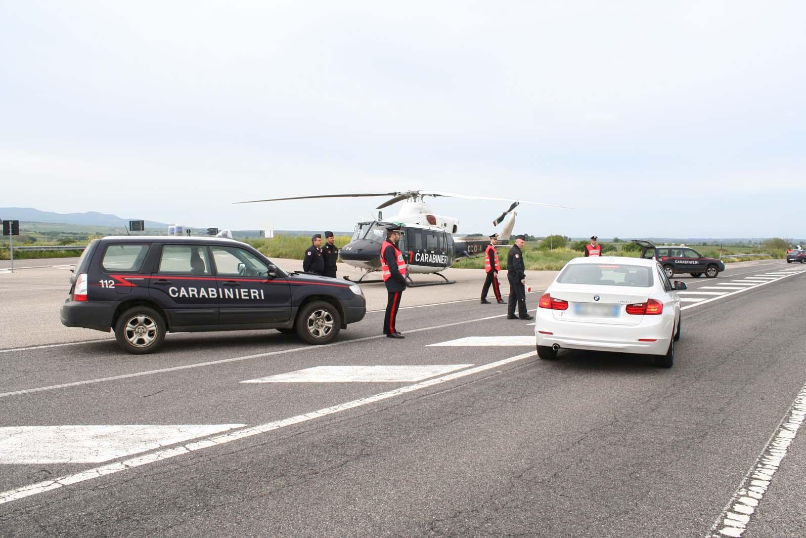 Anche l'elicottero del nucleo carabinieri di Olbia nell'operazione tra Macomer e Bosa (foto Rinaldo Moscatelli)