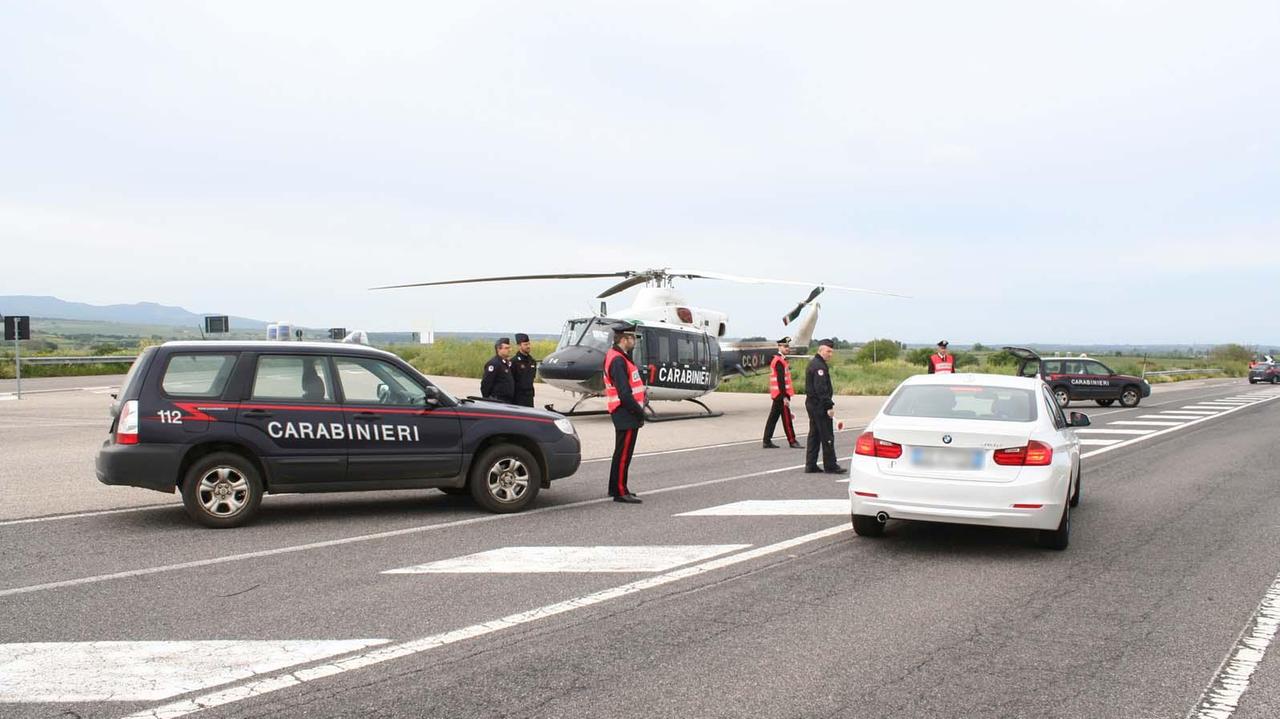 Anche l'elicottero del nucleo carabinieri di Olbia nell'operazione tra Macomer e Bosa (foto Rinaldo Moscatelli)
