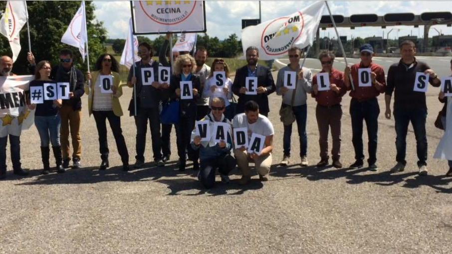 Un momento della protesta dei rappresentanti del M5S davanti alla sede Sat
