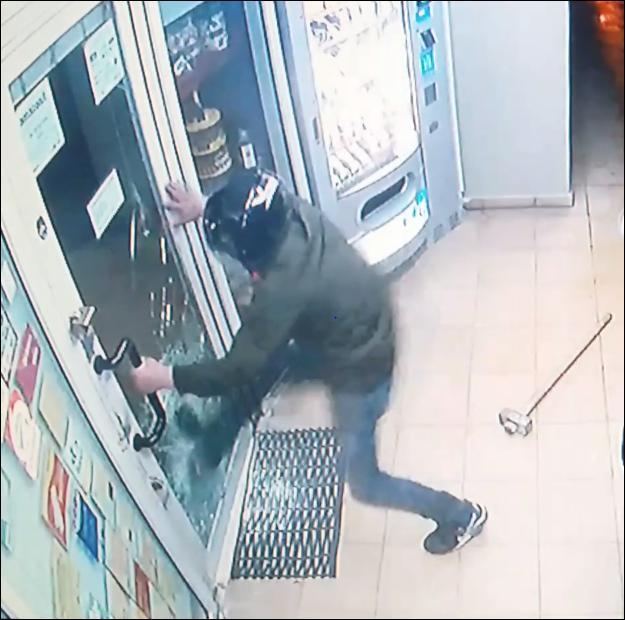 Il giovane ripreso dalle telecamere mentre sfonda l'ingresso della tabaccheria
