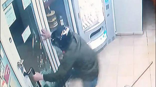 Il giovane ripreso dalle telecamere mentre sfonda l'ingresso della tabaccheria