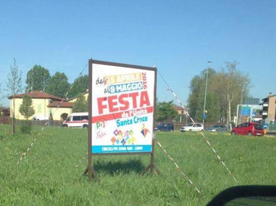 I cartelloni della Festa Pd a Carpi piantati nelle rotatorie: multa 