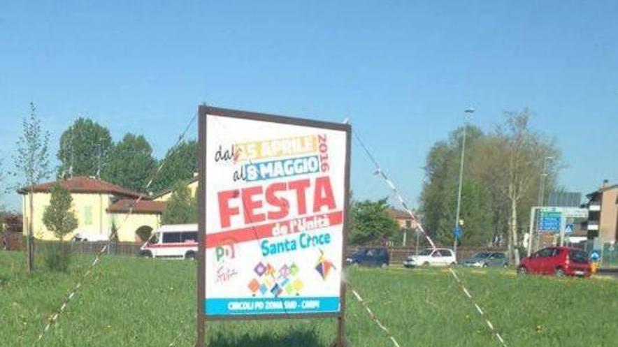 I cartelloni della Festa Pd a Carpi piantati nelle rotatorie: multa