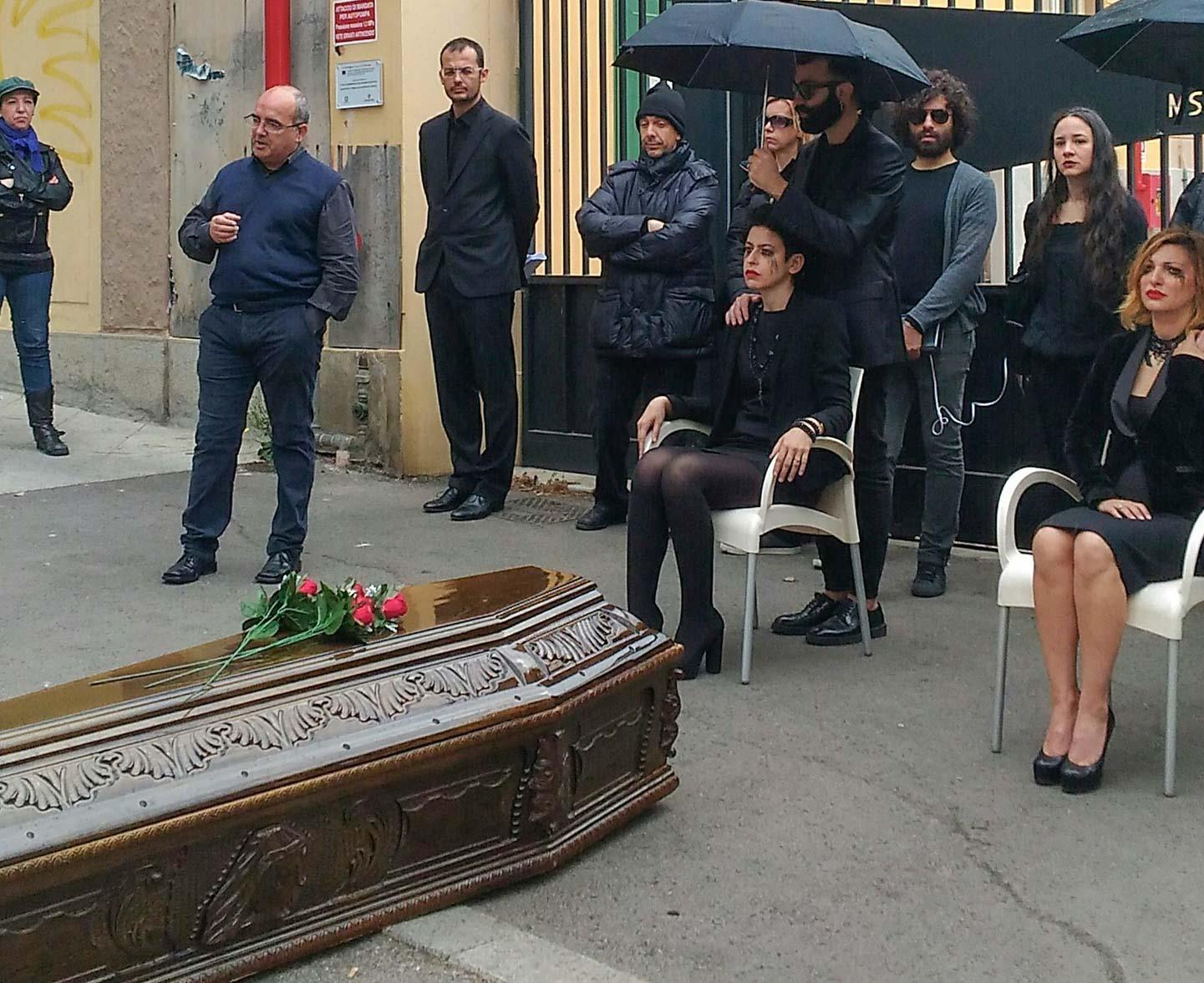 Il flash mob davanti all'ex Manifattura (foto Mario Rosas)