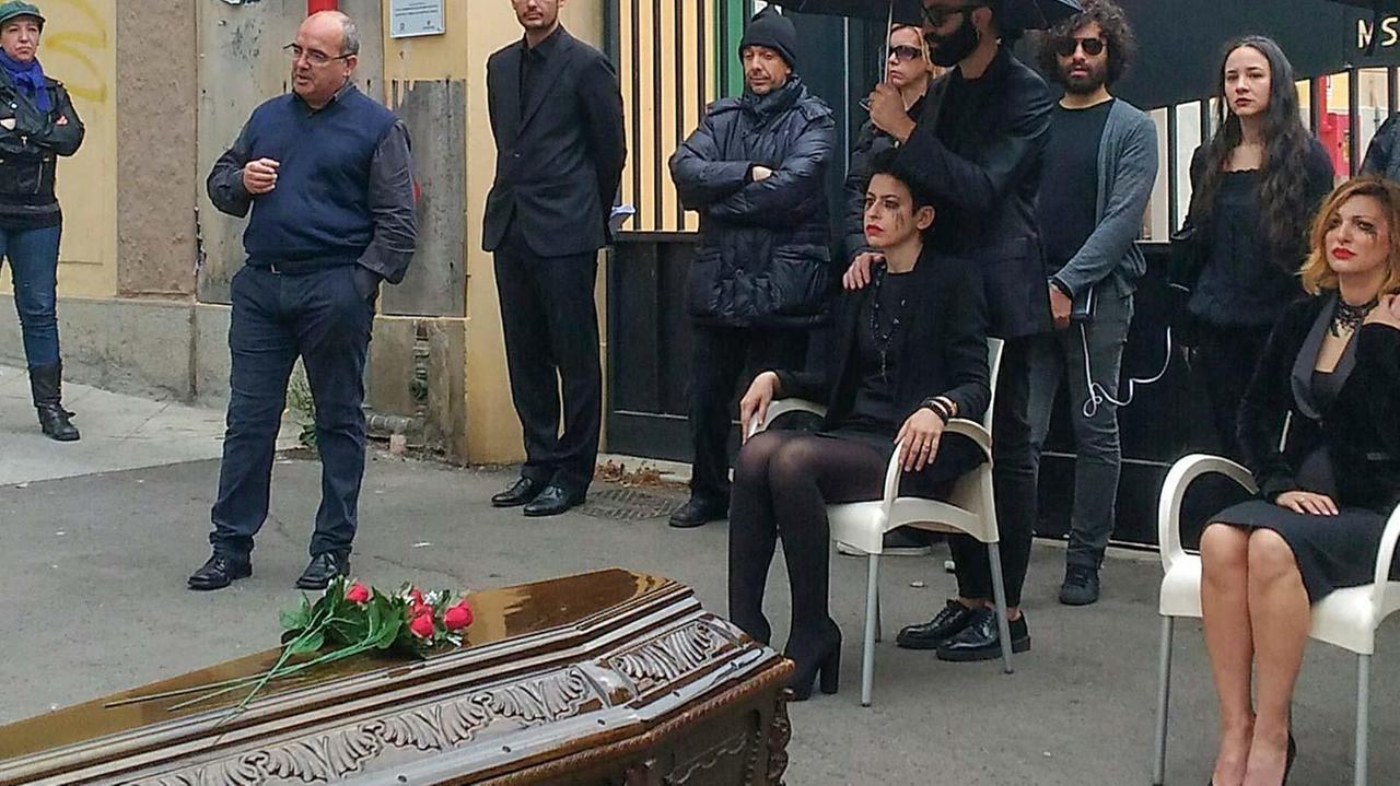 Il flash mob davanti all'ex Manifattura (foto Mario Rosas)