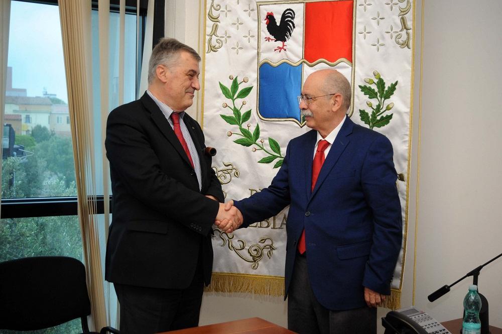 Il saluto tra l'ex commissario Giovanni Carta e il nuovo amministratore straordinario di Sassari Guido Sechi 