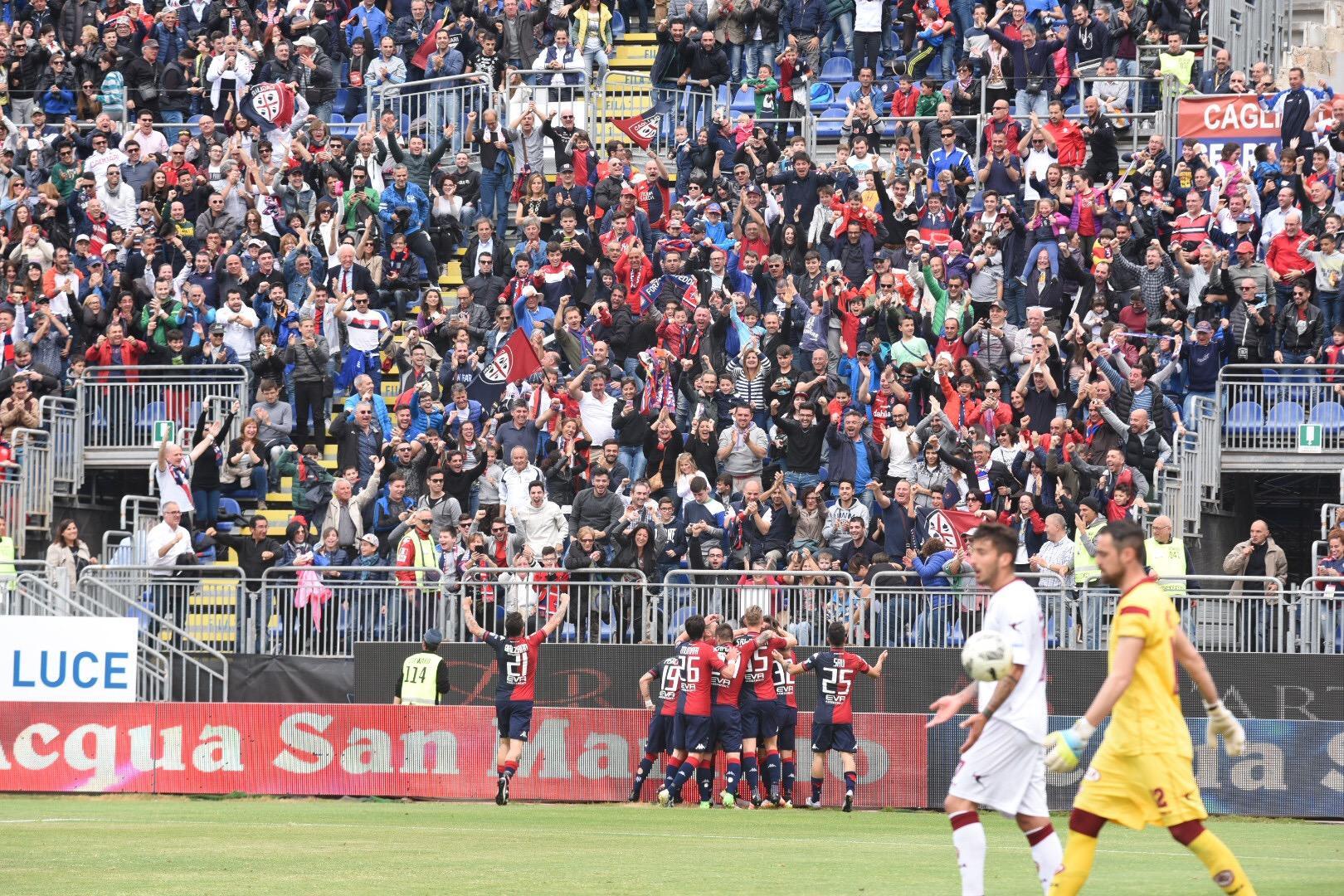 L'esultanza dei giocatori del Cagliari dopo il gol di Giannetti