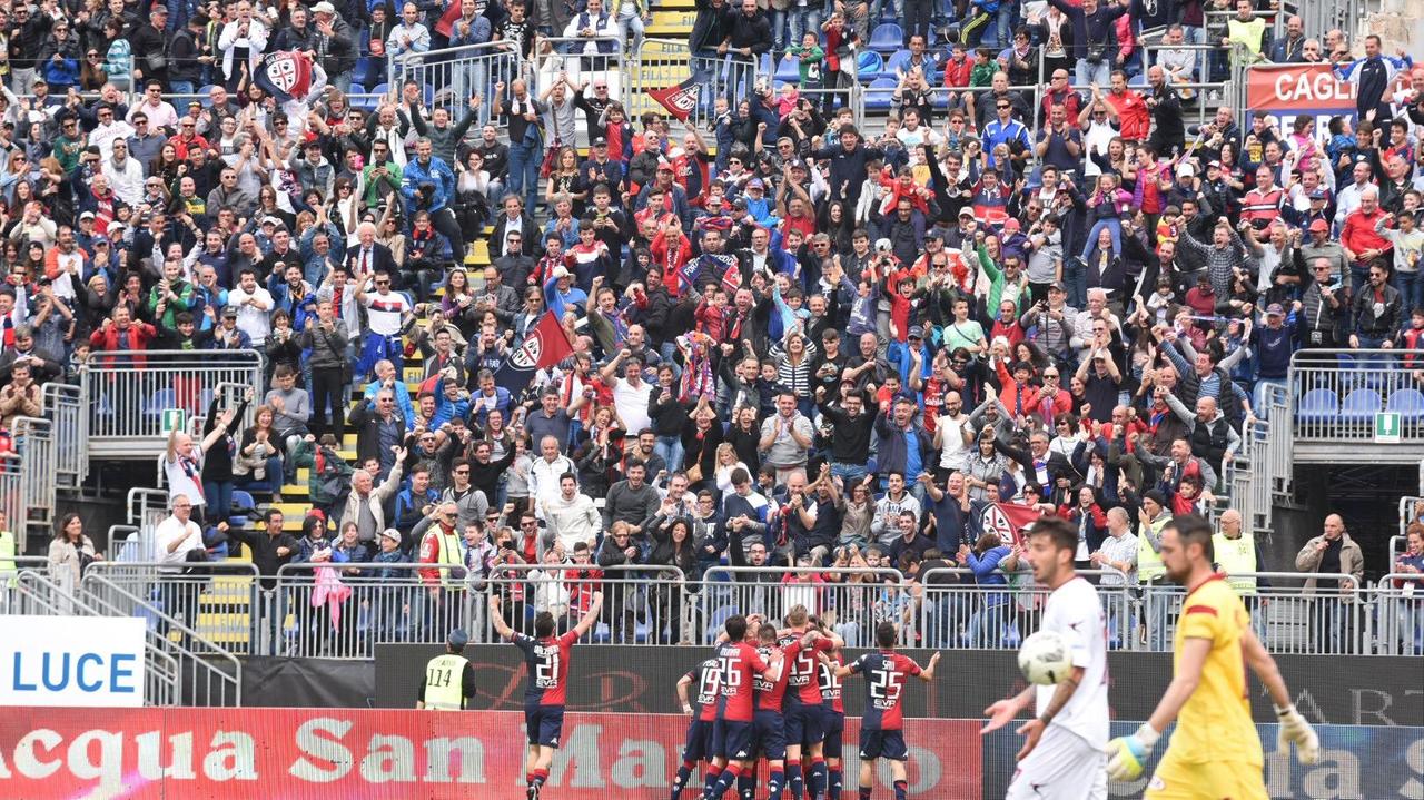 L'esultanza dei giocatori del Cagliari dopo il gol di Giannetti