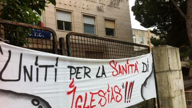 Uno striscione esposto durante la protesta