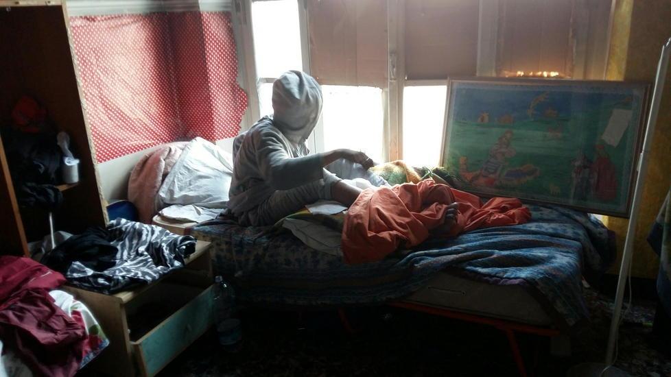 Il giovane marocchino sul suo giaciglio nella casa occupata di via Luti