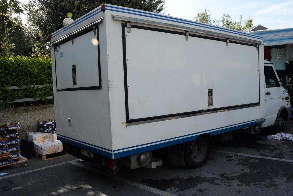 Lite al mercato con bastone e spranga, nei guai pescivendolo livornese