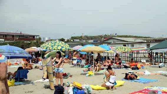 Uno scorcio della spiaggia libera della Fossa Maestra (foto archivio)