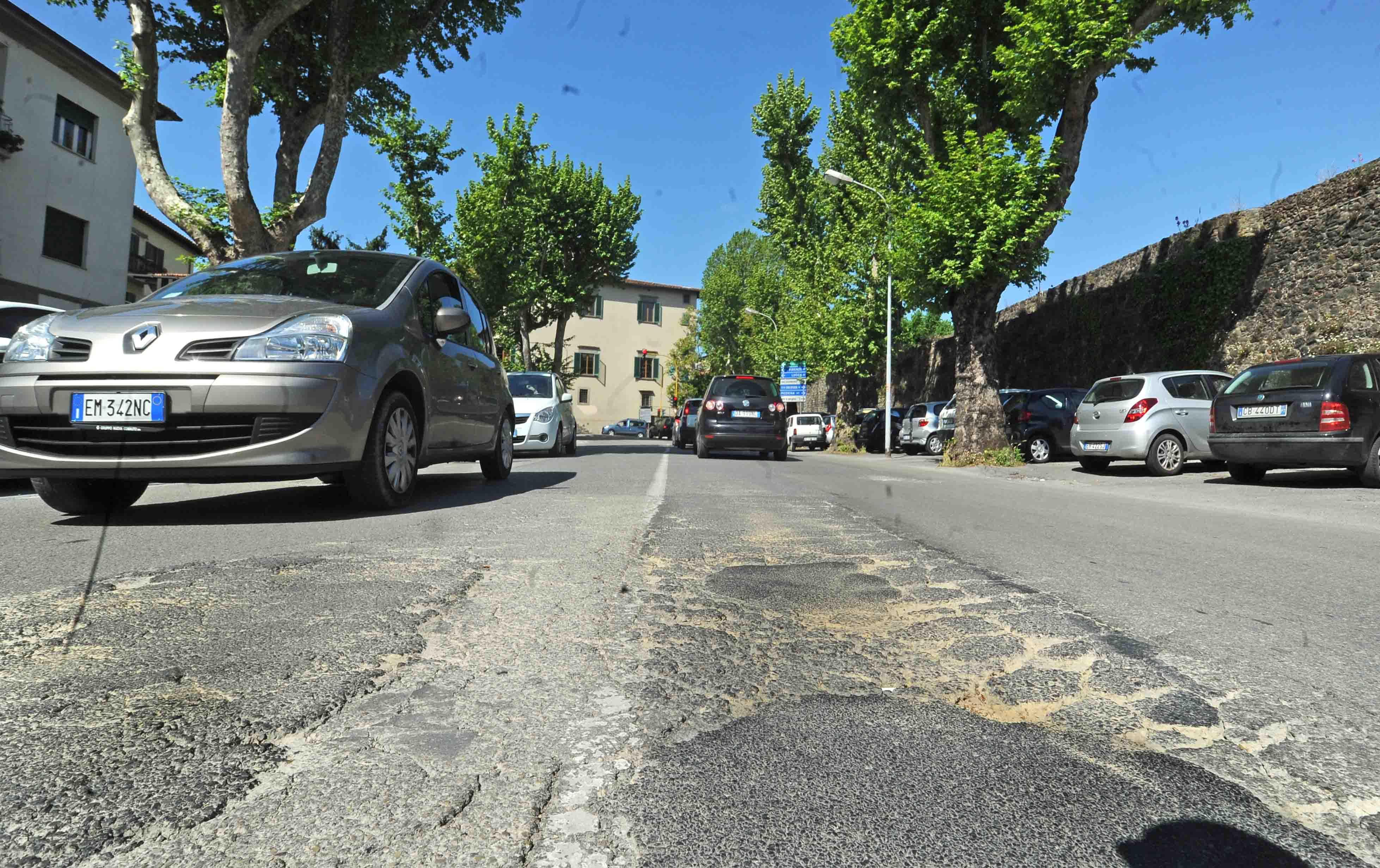 Un tratto accidentato di viale Giacomo Matteotti (foto Gori)