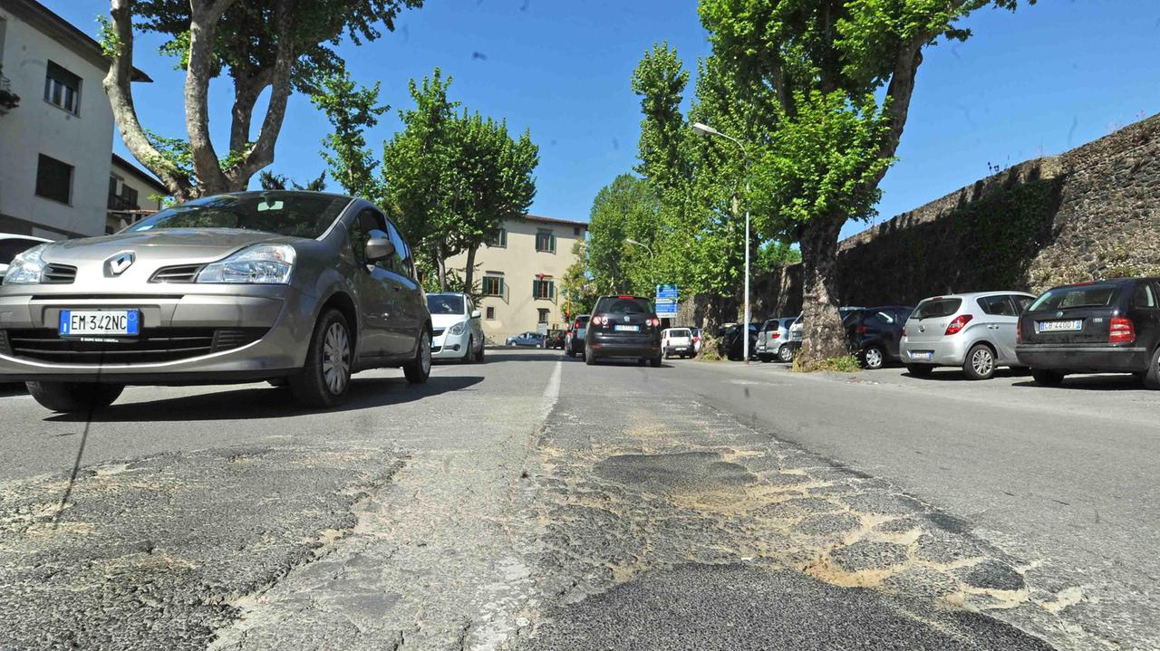 Un tratto accidentato di viale Giacomo Matteotti (foto Gori)