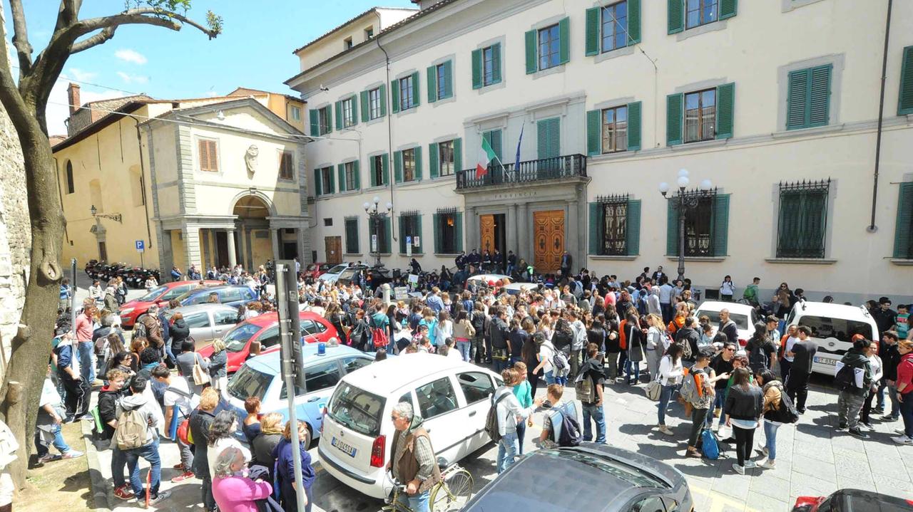Una manifestazione degli studenti del liceo artistico davanti alla Provincia (foto d'archivio)