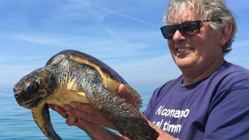 Mazzocchi con la tartaruga che ha trovato al largo in zona Fortullino