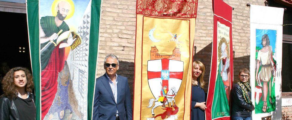 Palio, ecco i quattro drappi  per i vincitori delle gara in piazza Ariostea
