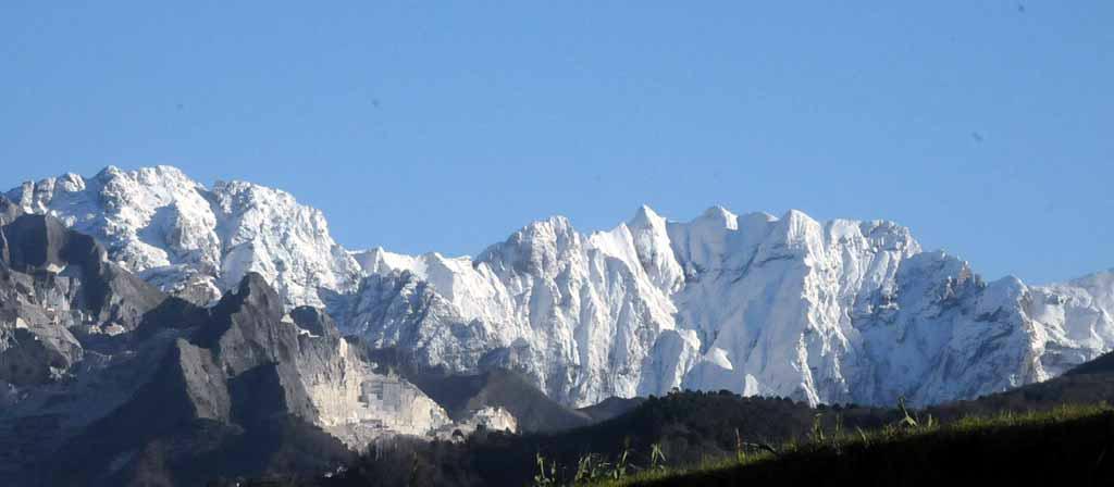 Una veduta delle Alpi Apuane