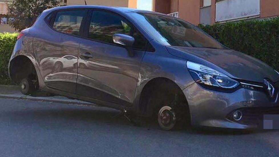 Si sveglia e trova l’auto senza ruote