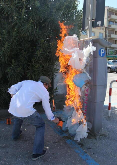 A fuoco per protesta l’opera d’arte 