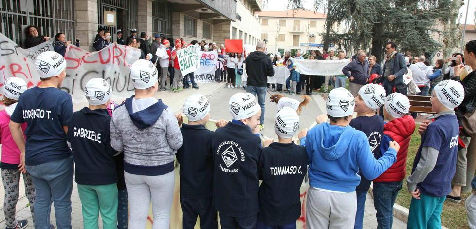 La scommessa dei genitori «La piscina? La compriamo» 