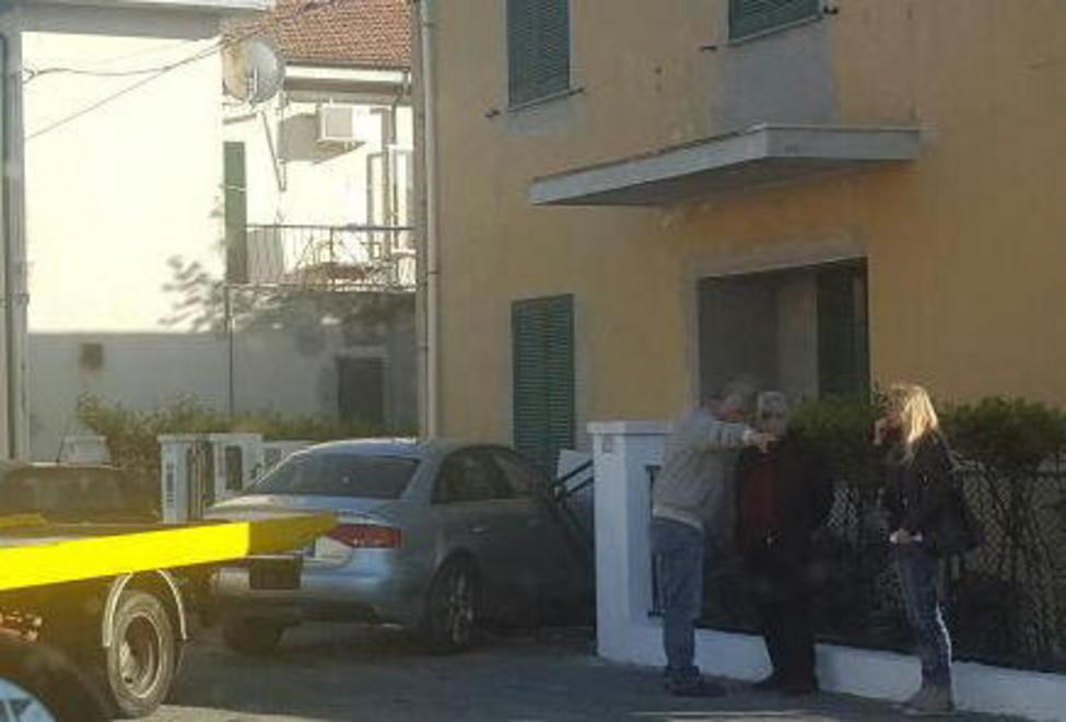 Sbanda e l’auto sfonda un muro di cinta