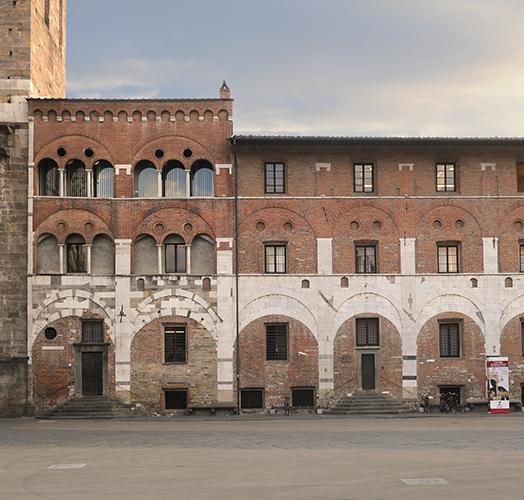 Verso l’uscita dalla Banca del Monte 