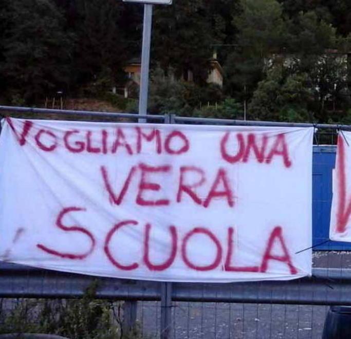 Scuole container: «Gravissimi ritardi Rossi chieda scusa» 