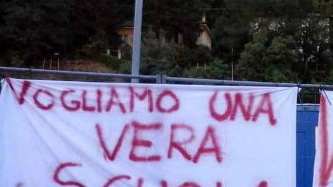 Scuole container: «Gravissimi ritardi Rossi chieda scusa»
