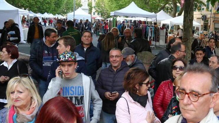 Piazza XX rinasce tra mercatini, fiere e buona volontà