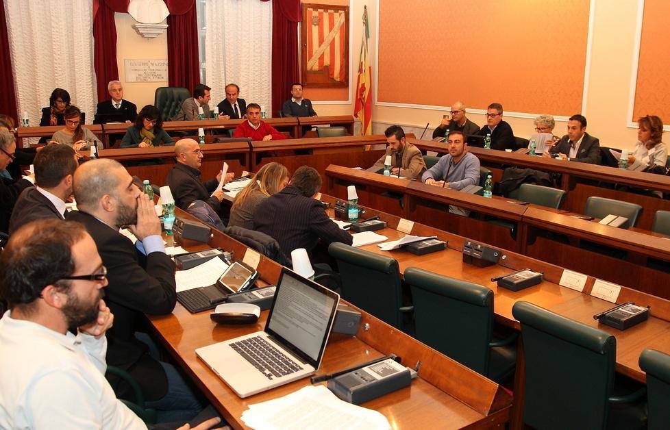 Tari, l’opposizione abbandona l’aula