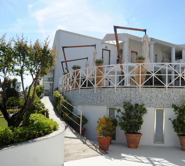 A Olbia il primo hotel vietato agli under 16 