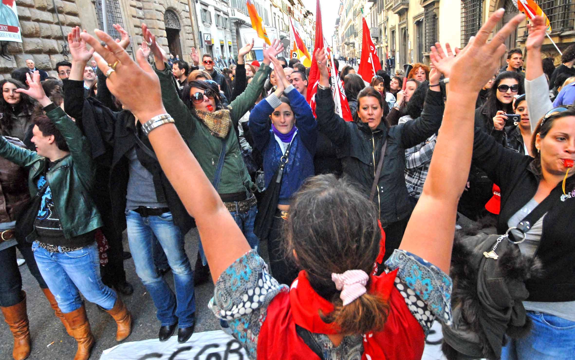 Lavoro, la denuncia di una commessa: "Licenziata dalla boutique perché incinta" 