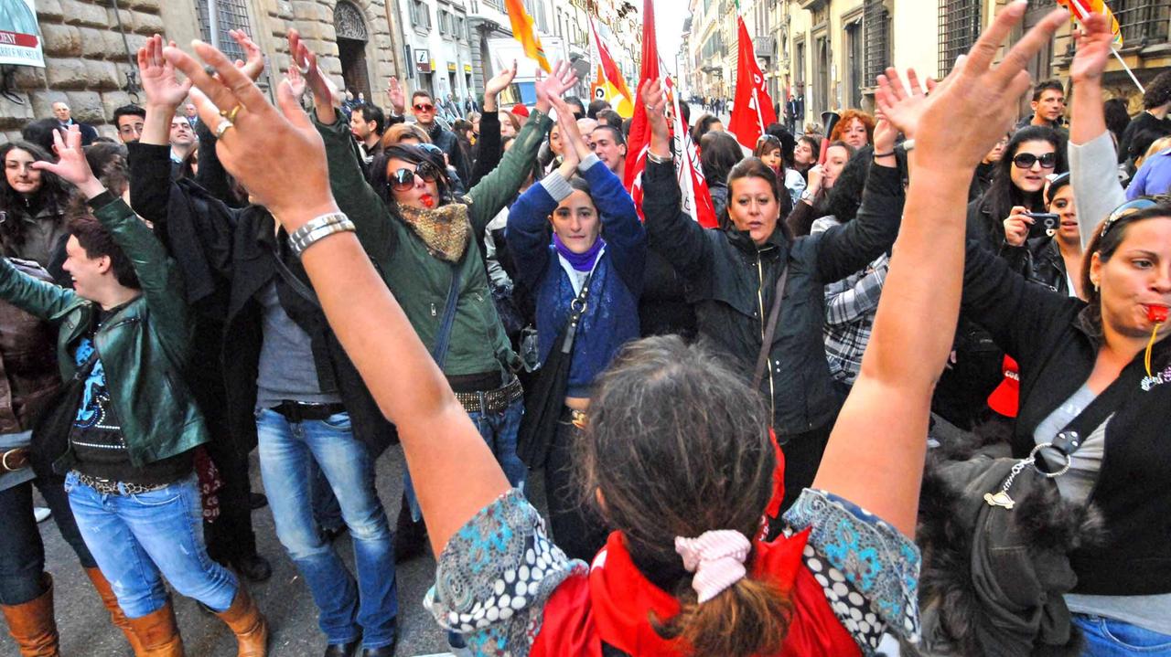 Lavoro, la denuncia di una commessa: "Licenziata dalla boutique perché incinta"