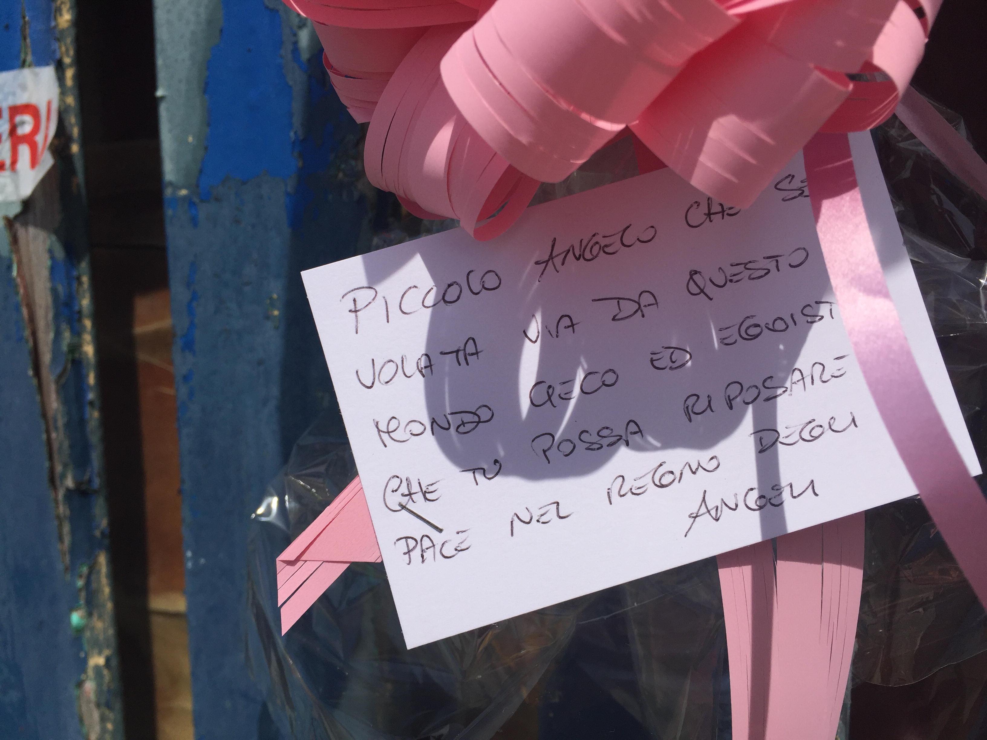 Uno dei messaggi lasciati all'ingresso della baracca-lager dove è morta la piccola (foto Muzzi)