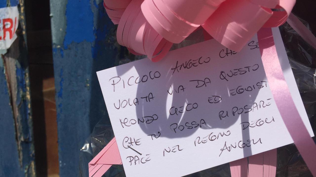 Uno dei messaggi lasciati all'ingresso della baracca-lager dove è morta la piccola (foto Muzzi)