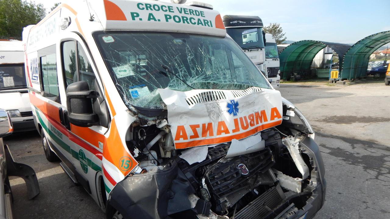 L'ambulanza dopo il tamponamento