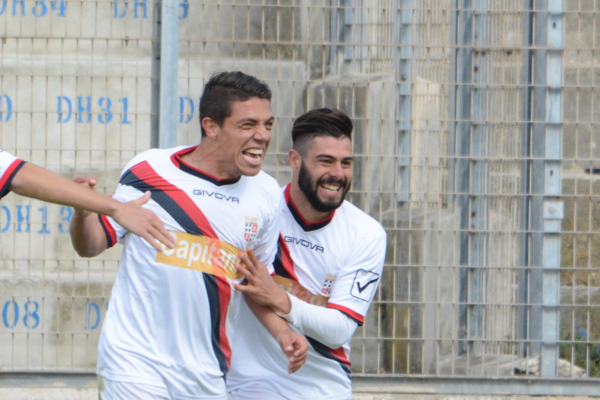 L'esultanza dei giocatori della Torres dopo un gol
