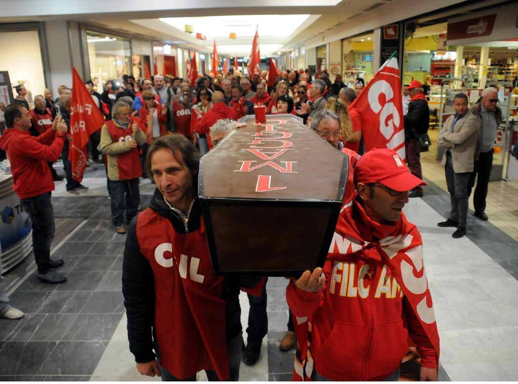 Il funerale del Primo Maggio organizzato dal sindacato al centro commerciale Carrefour