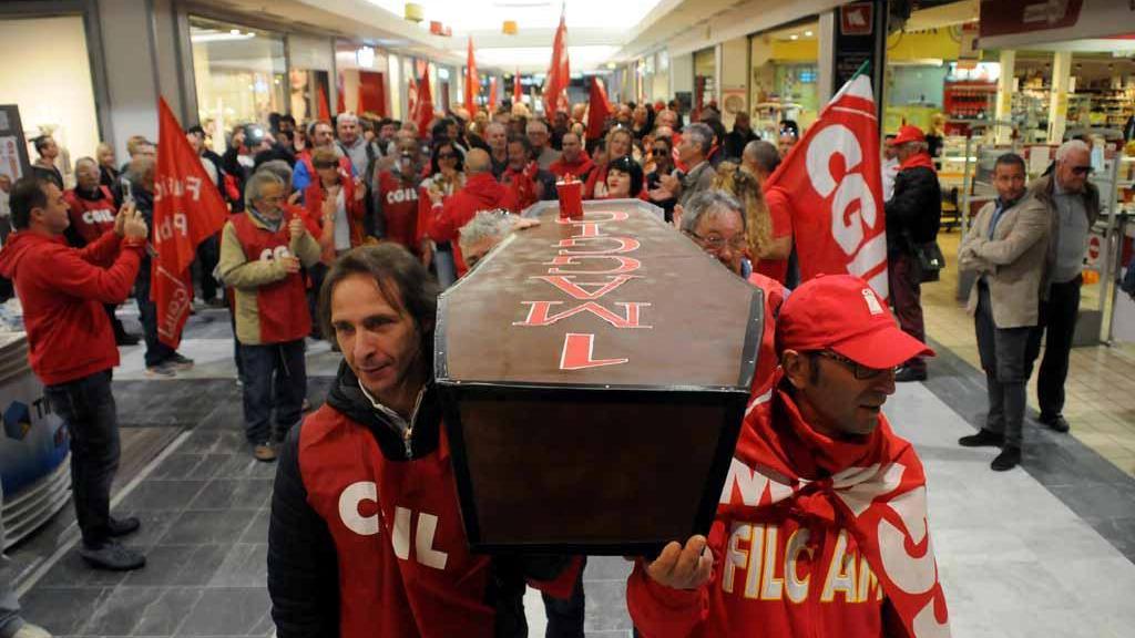 Il funerale del Primo Maggio organizzato dal sindacato al centro commerciale Carrefour