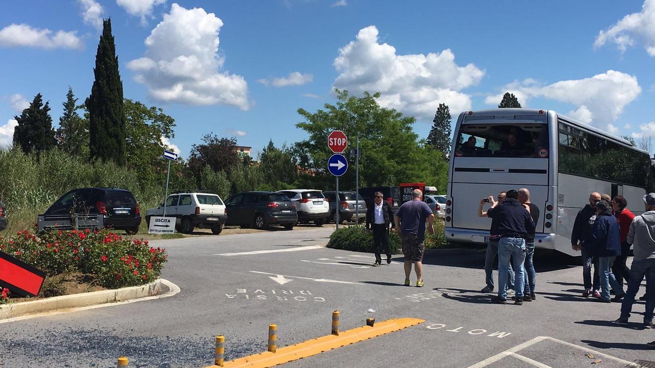 Empoli: il pullman dei tifosi del Bologna abbatte l'insegna del fast food