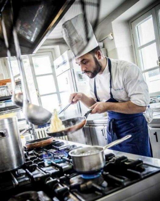 Lo chef Nicola Gronchi al lavoro