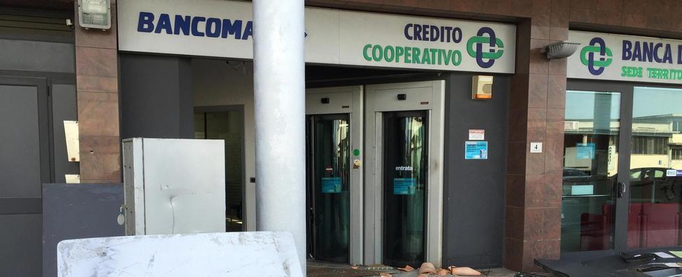 Sradicano il bancomat ma sono costretti alla fuga 