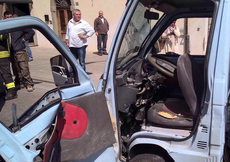 Rimane incastrato dopo l’incidente