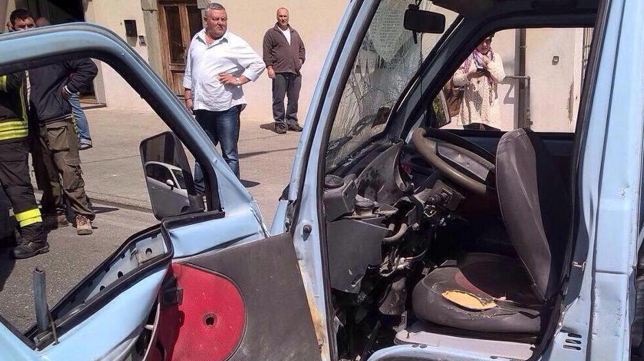 Rimane incastrato dopo l’incidente