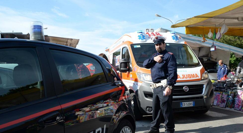 Lite al mercato con bastone Quattro feriti, tre nei guai 